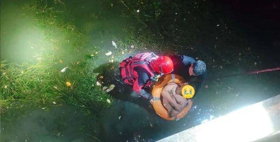 醉酒男子落水意识模糊，热心市民水中托举等待消防