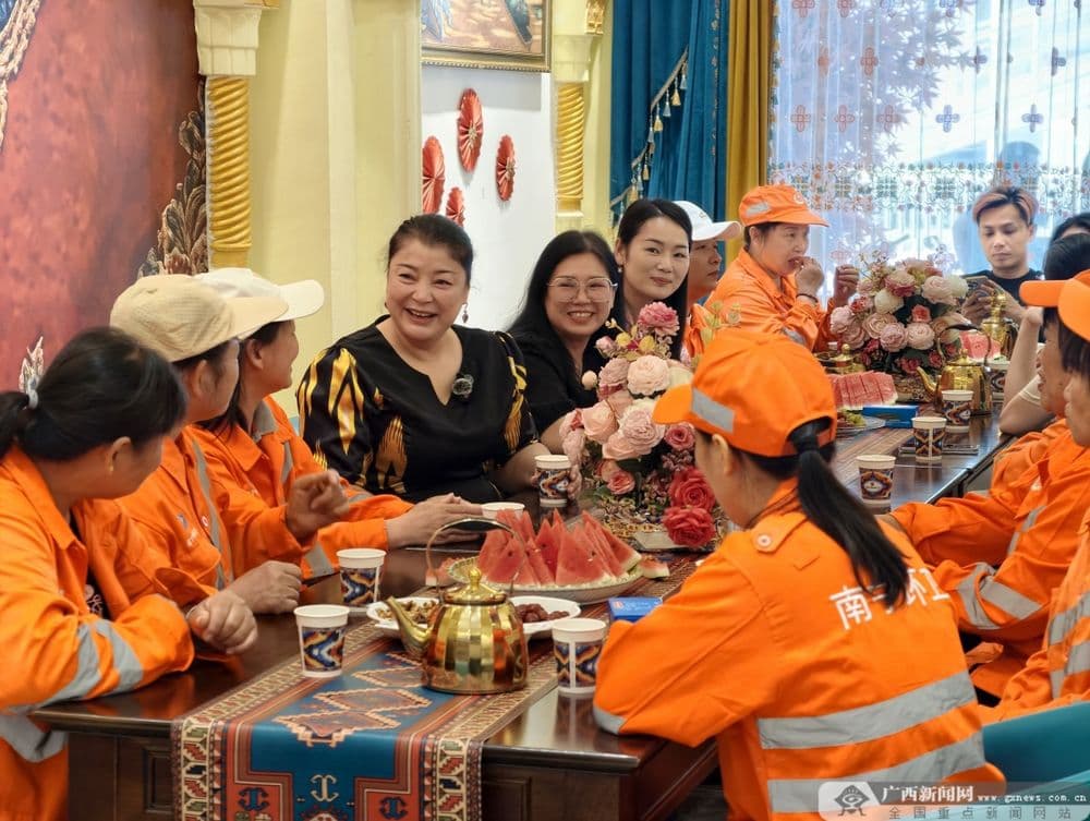 情暖环卫工，团结一家亲