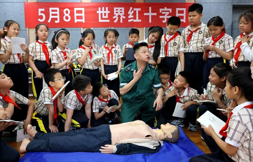 学习急救知识迎接世界红十字日，学生了解心肺复苏急救知识