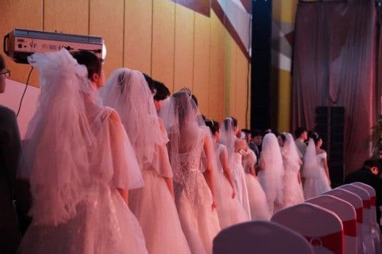 35对新人共同成就了这场慈善集体婚礼
