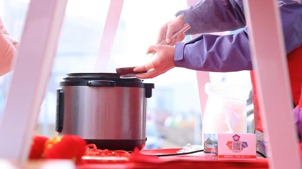 江西泰和：一碗腊八粥 温暖回家路