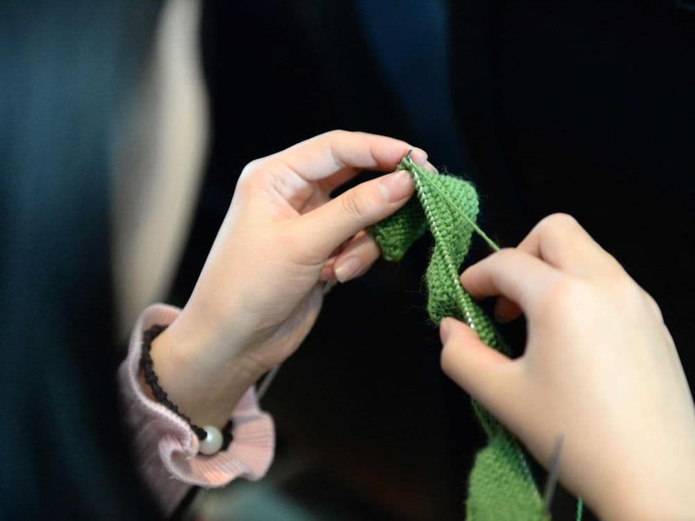 大学教授胡亚芹：毛线织就二十年暖心接力