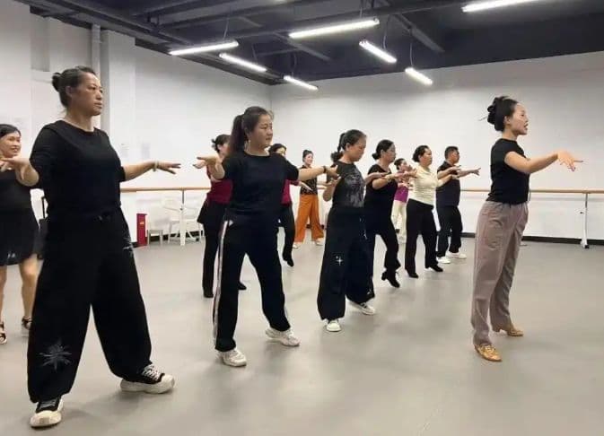 燃动夏夜！恰恰舞公益课堂点亮多彩夜生活
