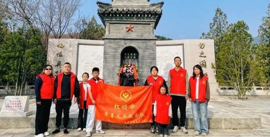 清明祭英烈 少年传薪火｜红领巾慈善义工祭扫宛平县抗战烈士