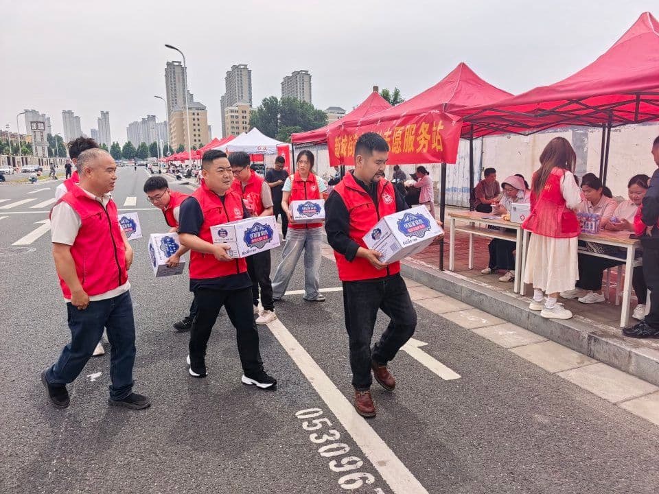 晨光里的“志愿红”：郑州慈善书画院携手库课科技，为千余名考生送去夏日清凉