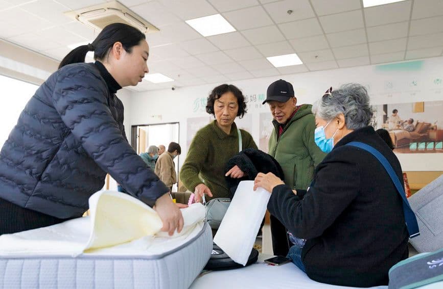 探访上海首家银发商店 感受银发经济新活力