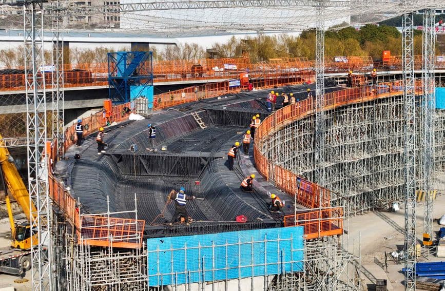 苏州东站集疏运系统及连接线工程现浇梁施工忙