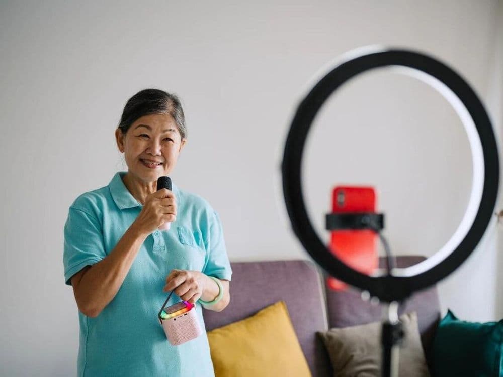 “银发网红”闪亮诞生:年轻人为何追捧“赛博祖辈”