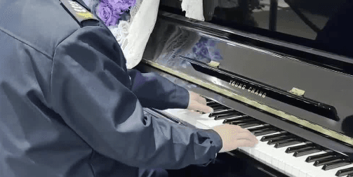 保安大哥弹钢琴走红:传递温暖治愈人心