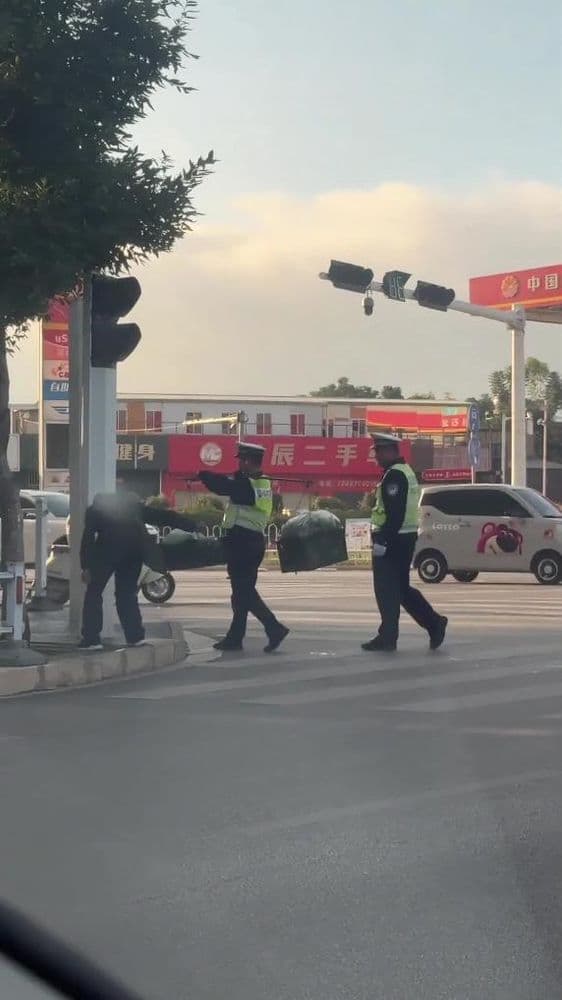 网友拍下温暖一幕,辅警为驼背老人挑起担子