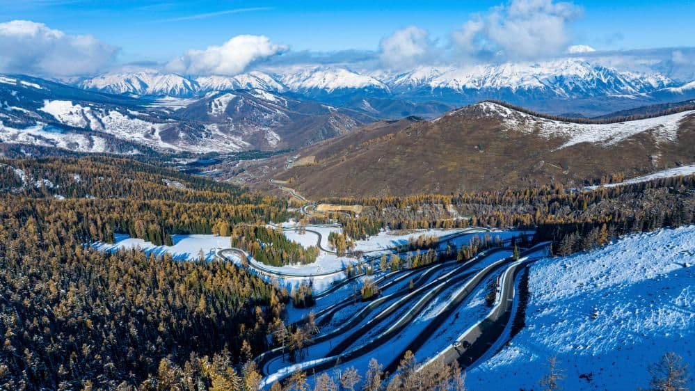 新疆阿勒泰初雪已至 阿禾公路配套35千伏输电线路工程 各项建设有序推进