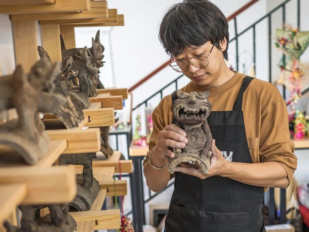 云南省昆明市古滇路转角的心房瓦猫博物馆:走下旧屋,让瓦猫“跃上心房”