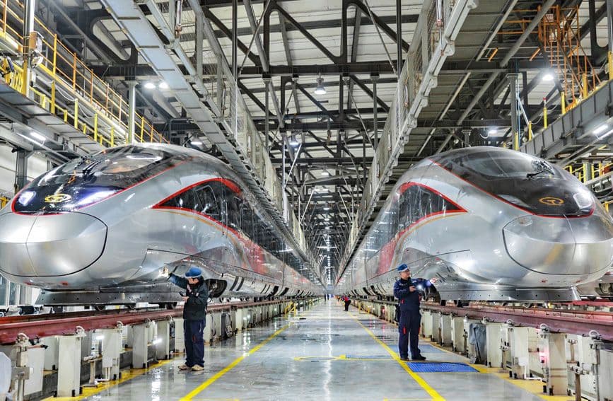 河南郑州:精心整备动车 护航春运畅通