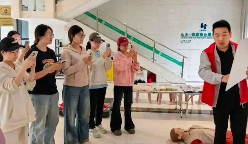 小小善举聚大爱 邻里同心暖家园 用善意温情点亮邻里希望