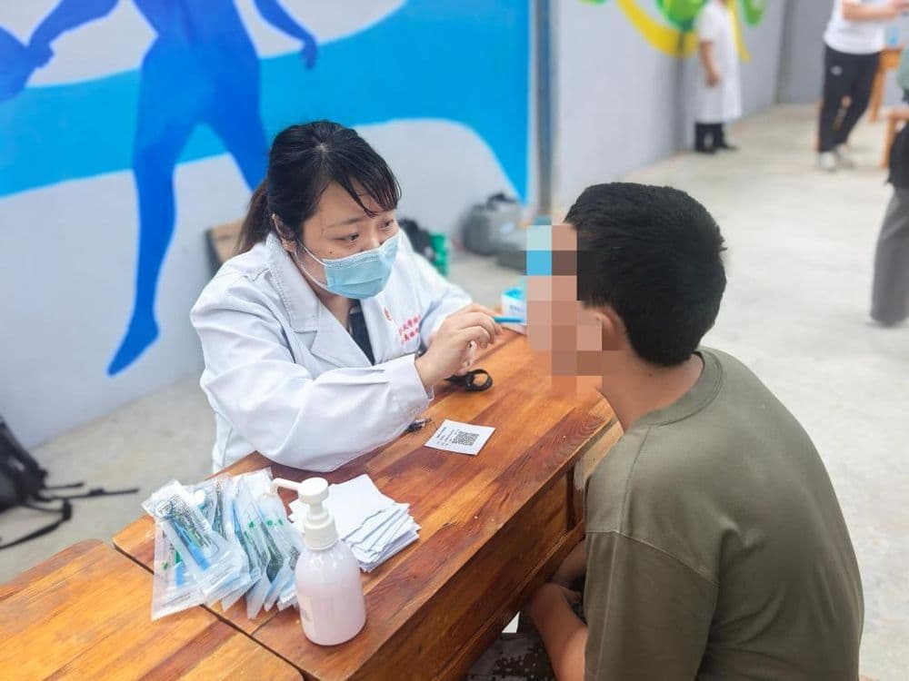 复旦大学附属眼耳鼻喉科医院35名专家,千里送医暖边陲